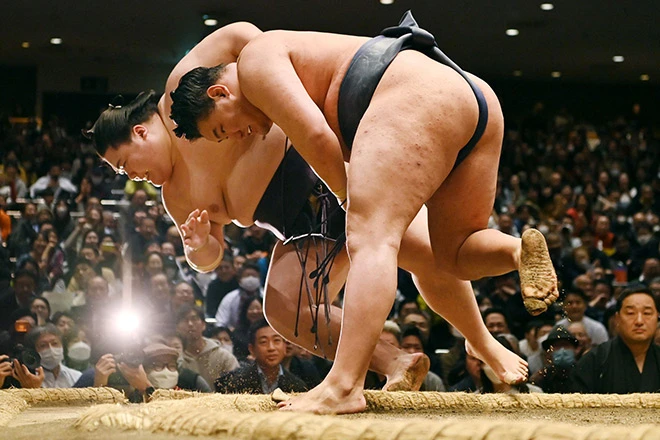 Current Yokozuna, Hōshōryū Tomokatsu (right) defeating Ōhō Kōnosuke (left). Photo from The Japan Times.